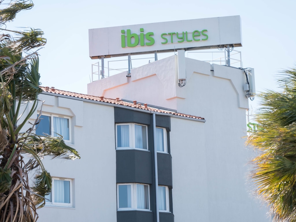 Devanture de l'hôtel IBIS style à Canet-en-Roussillon