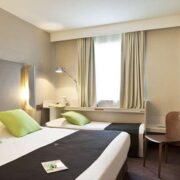 Chambre avec un lit double de l'hôtel Campanile de Perpignan