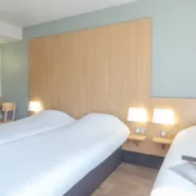 Chambre avec un lit double et un lit simple de l'hôtel B&B à Perpignan Nord.