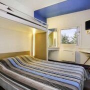 Chambre avec lit double et la possibilité d'un lit suspendu du F1 de Brive Ussac