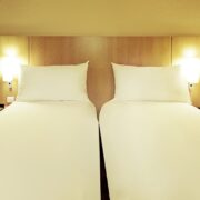 Chambre avec deux lits simples au sein de l'hôtel Ibis de Gérone