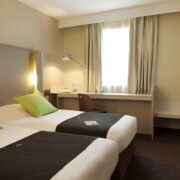 Chambre avec deux lits simples de l'hôtel Campanile de Perpignan