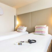Autre chambre avec deux lits simples l'hôtel Campanile de Perpignan