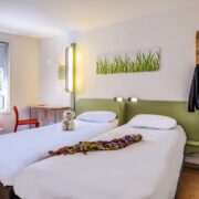 Chambres avec deux lits simples de l'hôtel Ibis Budget à Limoges