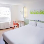 Chambre avec un lit double de l'hôtel Ibis Budget à Limoges