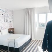 Chambre avec un lit double de l'hôtel IBIS style à Canet-en-Roussillon