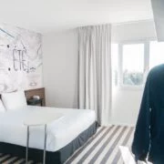 Chambre avec un lit double de l'hôtel B&B à Perpignan Nord.