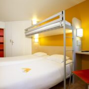 Chambre avec lit double ainsi qu'un lit suspendu de l'hôtel première classe Perpignan.