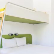 Chambre avec son lit double et un lit suspendu au sein de l'hôtel l'Ibis Budget à Gérone.