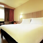 Chambre avec un lit double au sein de l'hôtel Ibis de Gérone