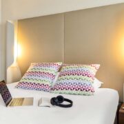 Autre chambre avec un lit double de l'hôtel Campanile de Perpignan