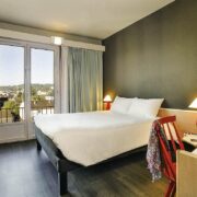 Chambre avec lit double de l'hôtel IBIS de Brive la Gaillarde.