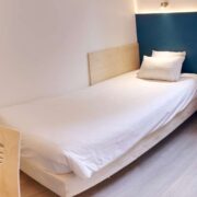 Chambre avec deux lits simple de l'hôtel Kyriad direct Perpignan.