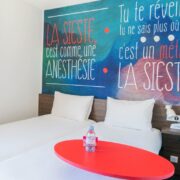 Chambres avec deux lits simples de l'hôtel IBIS style à Canet-en-Roussillon.