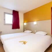 Chambre avec deux lits simples de l'hôtel première classe Perpignan.