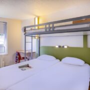 Chambres avec deux lits simples et un lit suspendu de l'hôtel Ibis Budget à Limoges