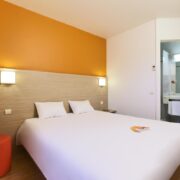 Chambre avec lit double de l'hôtel première classe Perpignan.
