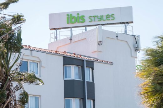 Devanture de l'hôtel IBIS style à Canet-en-Roussillon